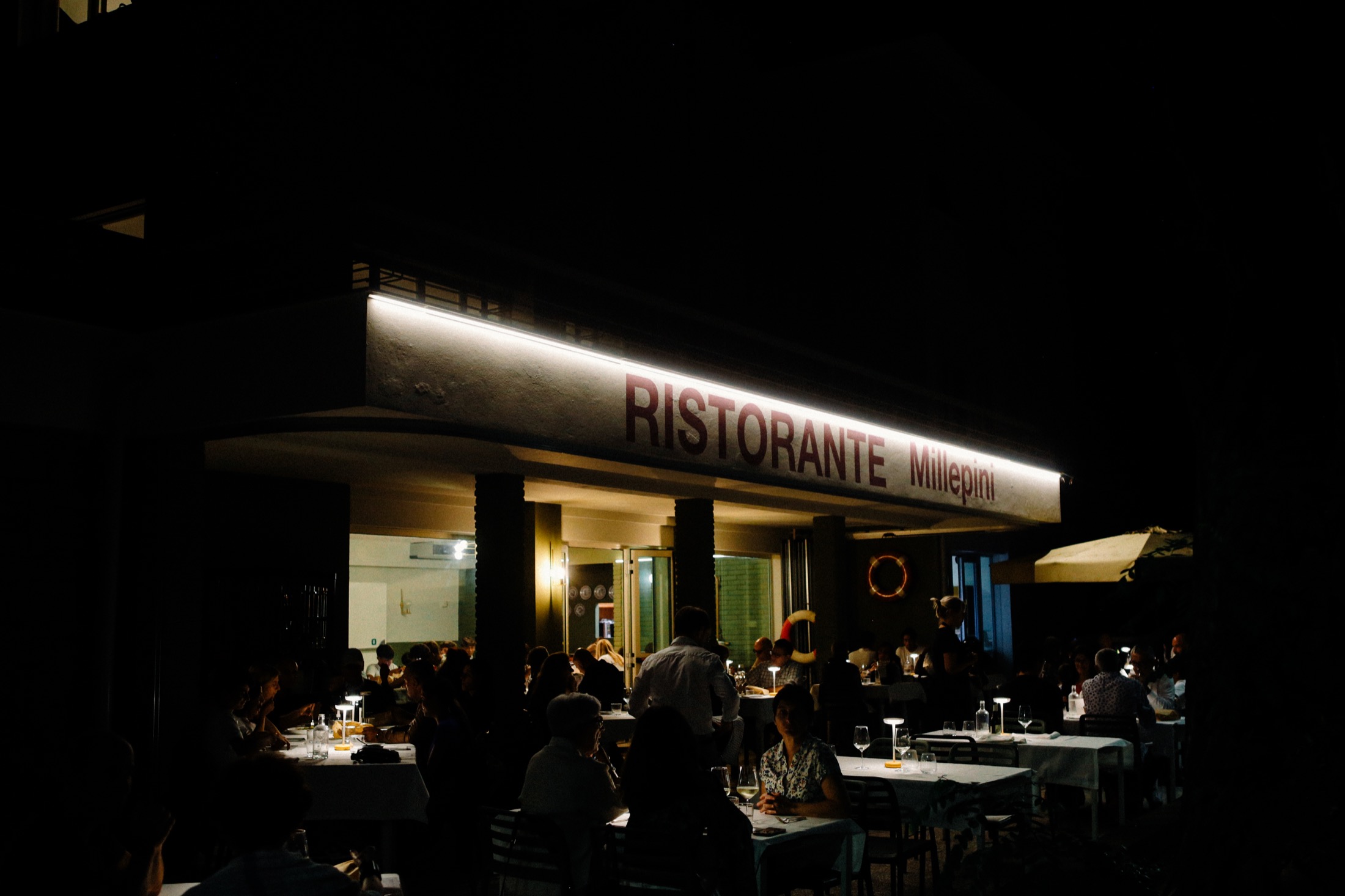 Ingresso del ristorante Millepini di sera